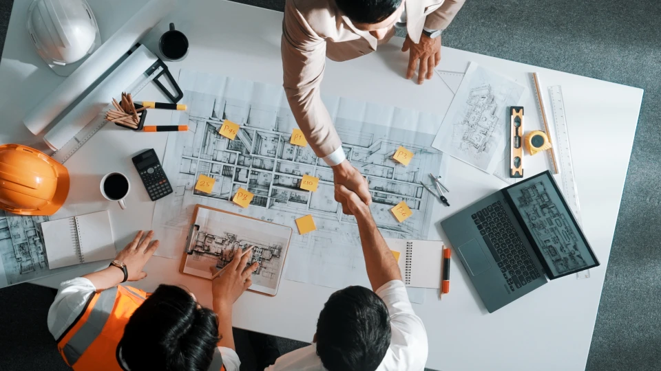 R&eacute;union de travail en int&eacute;rieur entre professionnels du b&acirc;timent