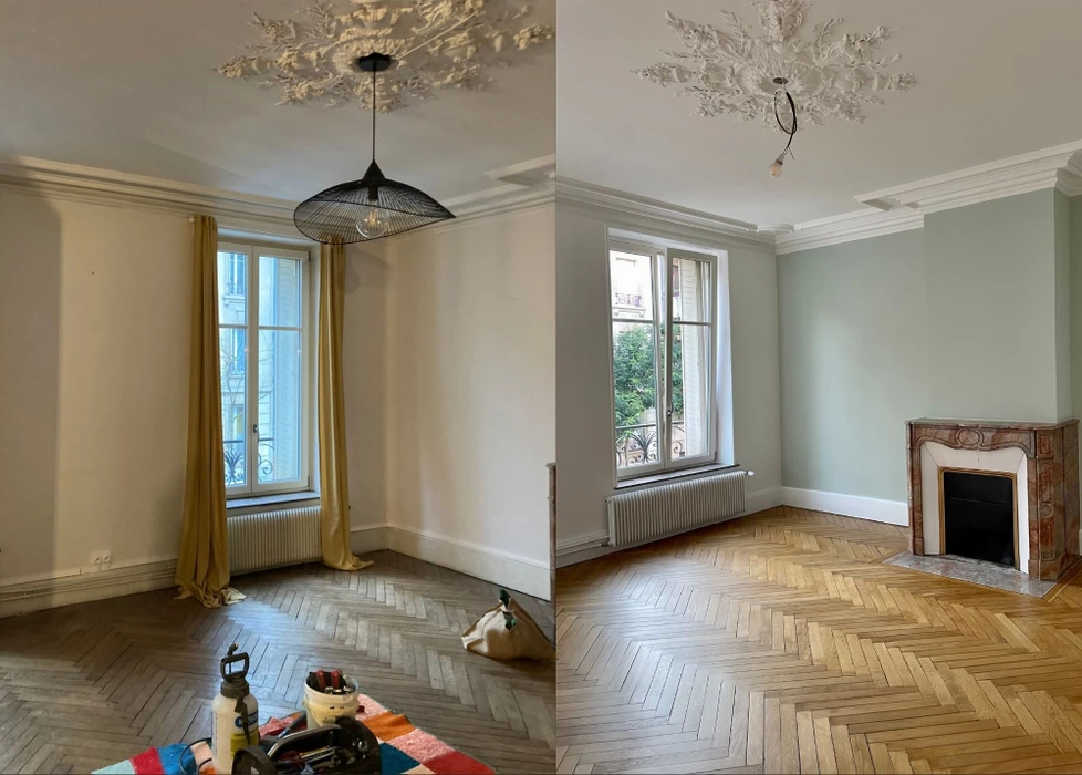 Triptyque de rénovation cuisine : état initial avec meubles bas gris et carrelage ciment, phase chantier avec cloisons démolies et câblage apparent, résultat final avec îlot central habillage chêne, plan de travail blanc Silestone, façades bleu mat style handleless, sol grand format grès cérame 60x60, induction encastrée