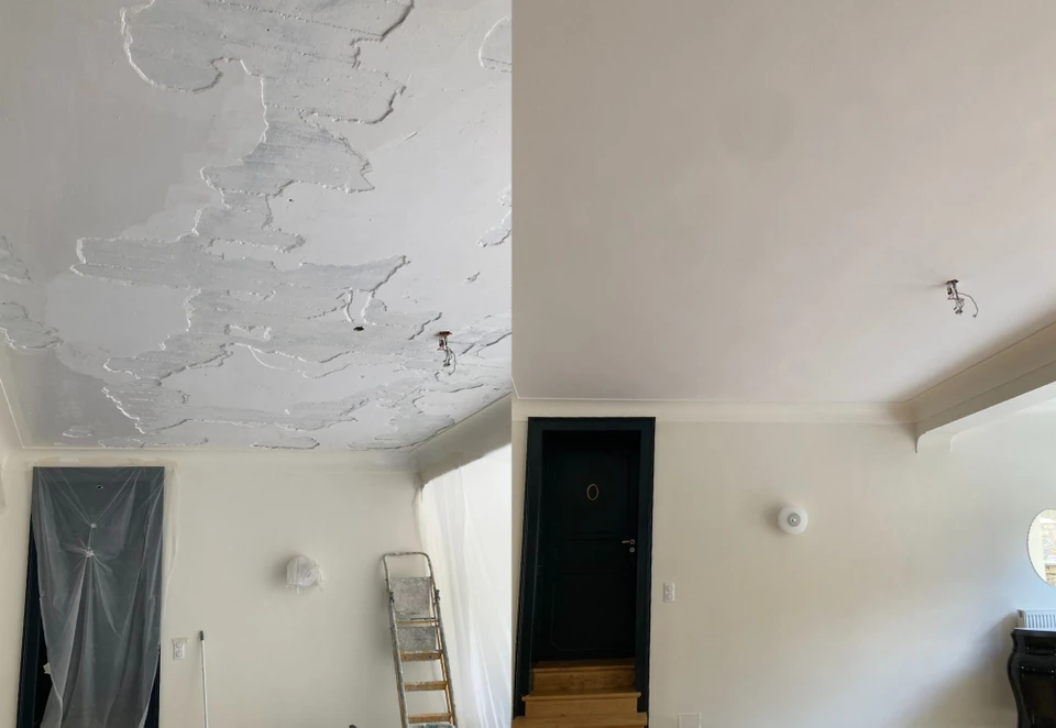Intérieur en construction avec cloisons métalliques et isolation thermique jaune