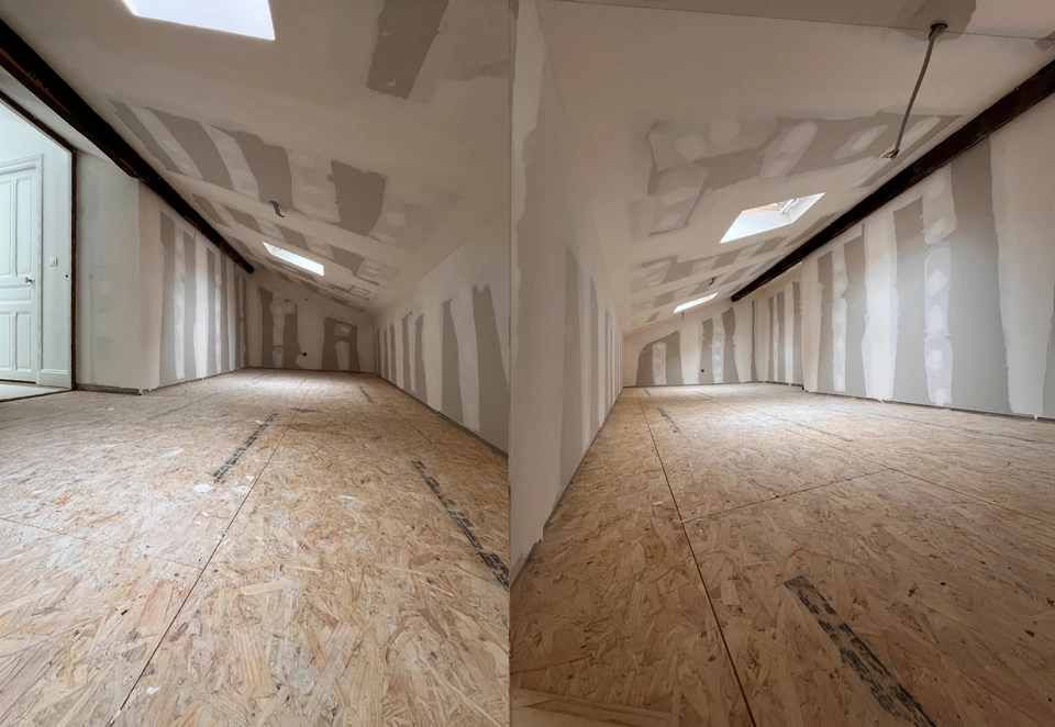Chantier de rénovation intérieur avec ouvriers installant cloisons sèches