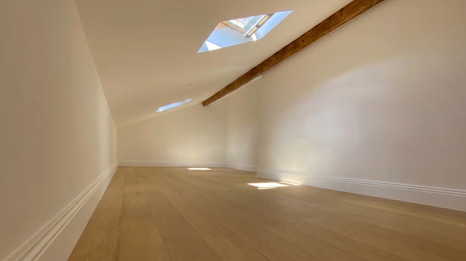 Intérieur de chantier, ouvrier installant un plafond suspendu