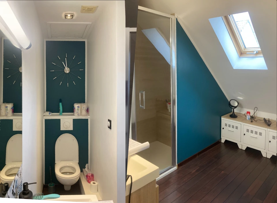 Ouvrier sur échafaudage installant une plaque de plâtre au plafond dans une maison en construction