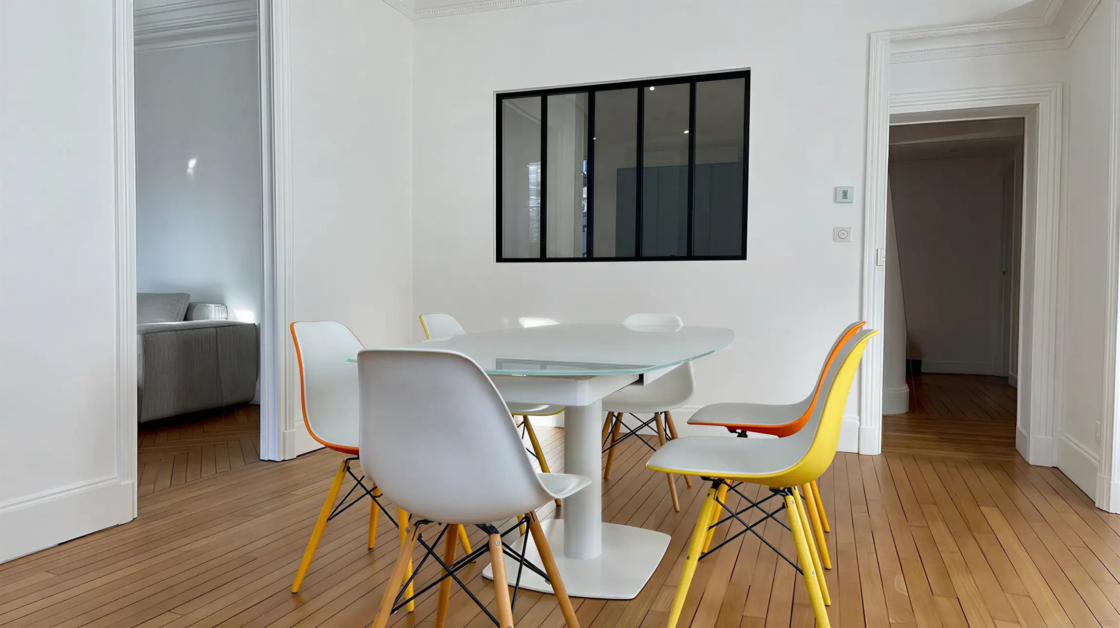Ouvrier en bâtiment installant des cloisons sèches dans un intérieur en rénovation