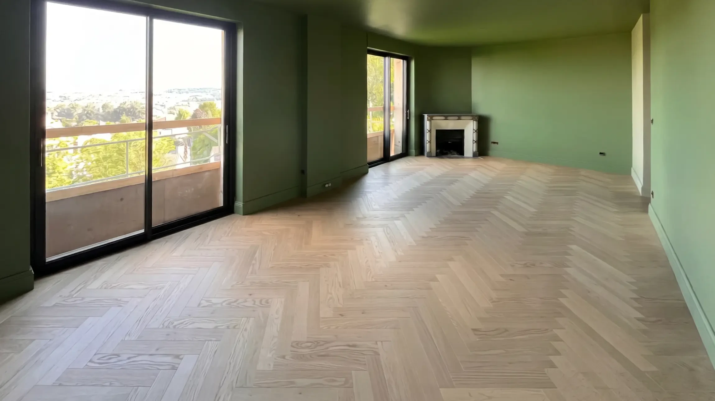 Atelier de menuiserie avec artisan utilisant une ponceuse électrique sur planche de bois
