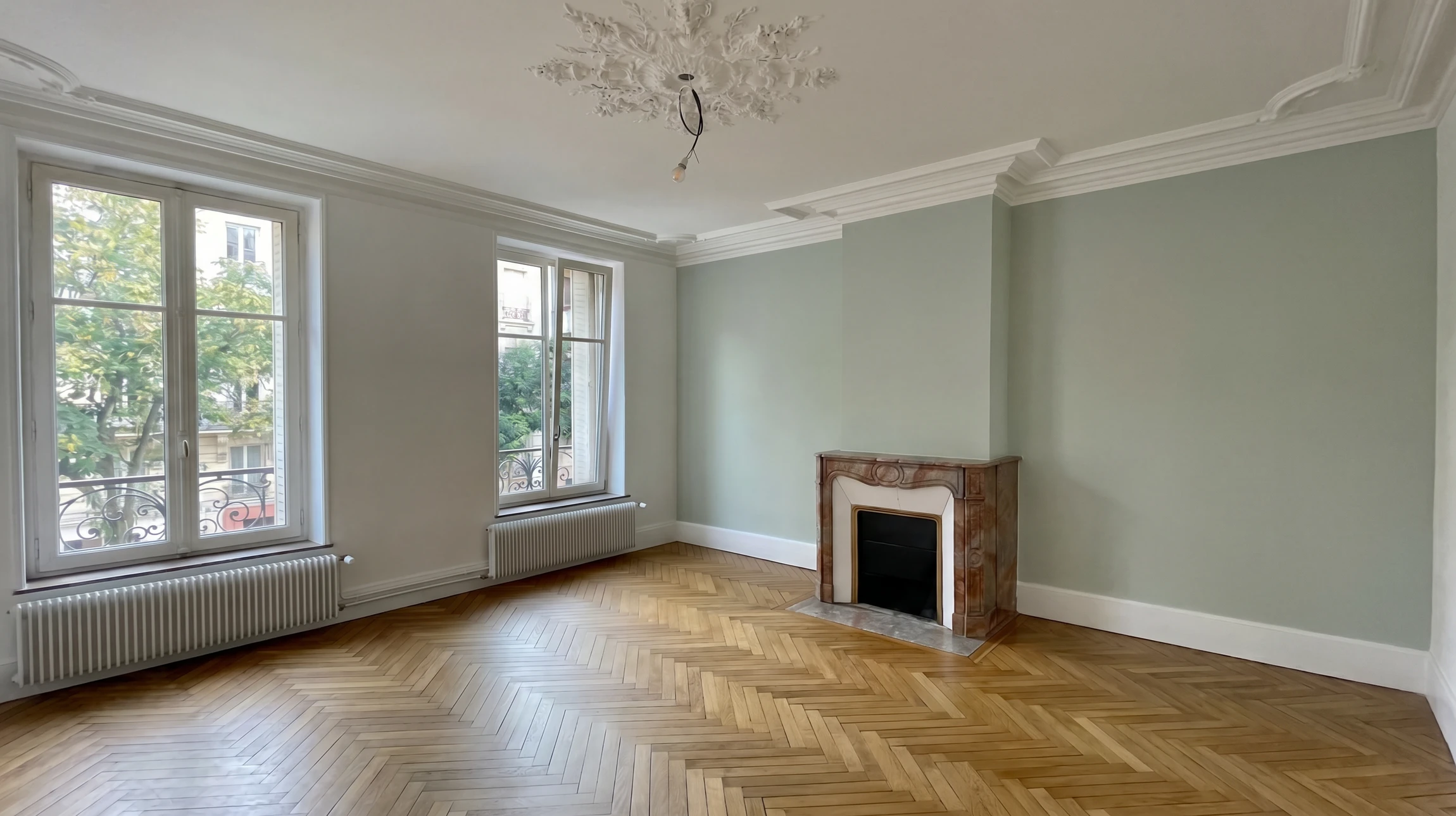 Intérieur de salon élégant avec murs en marbre, étagère de meubles en bois avec livres, confortable canapé gris, table basse en marbre, parquet au sol, fenêtre donnant sur une belle vue