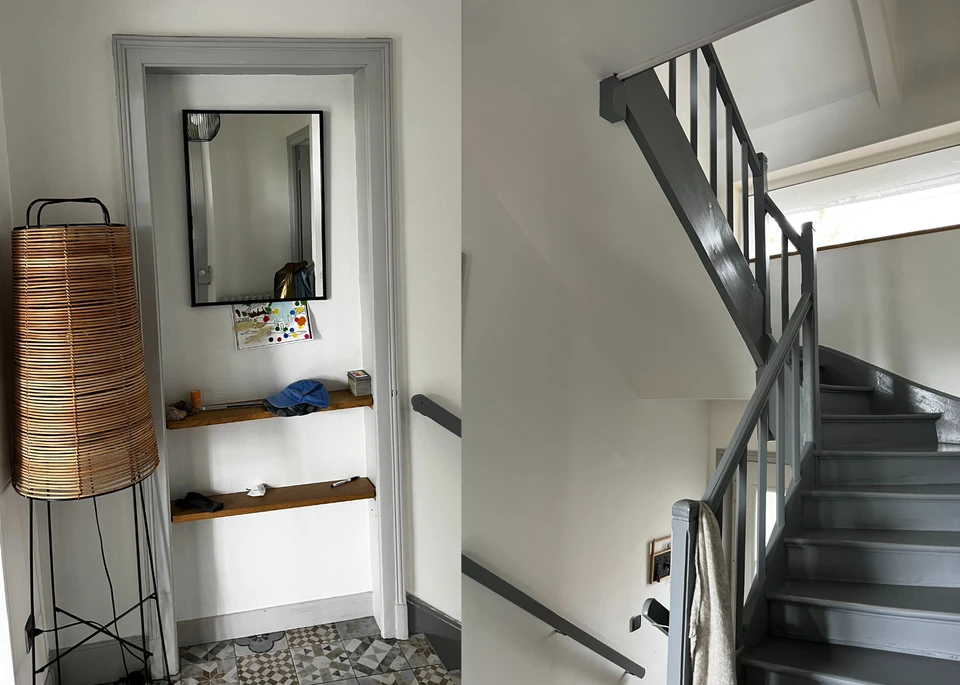 Scène d'intérieur montrant une personne appliquant de la peinture blanche sur un mur gris avec un rouleau à peinture