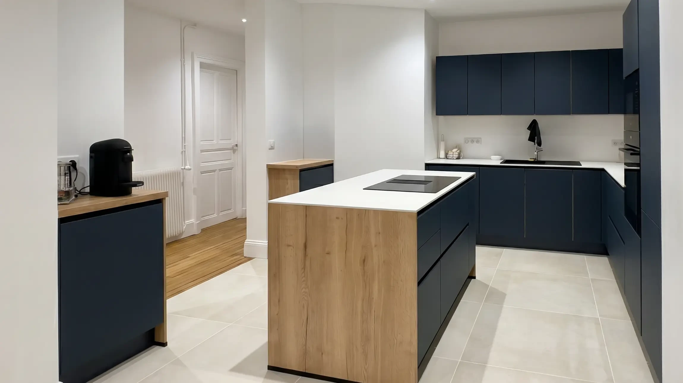 Espace de travail d'architecte d'int&eacute;rieur avec mains dessinant sur plans techniques