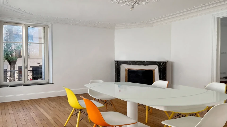 Artisan &agrave; genoux installe un parquet en lames de bois sur chantier int&eacute;rieur